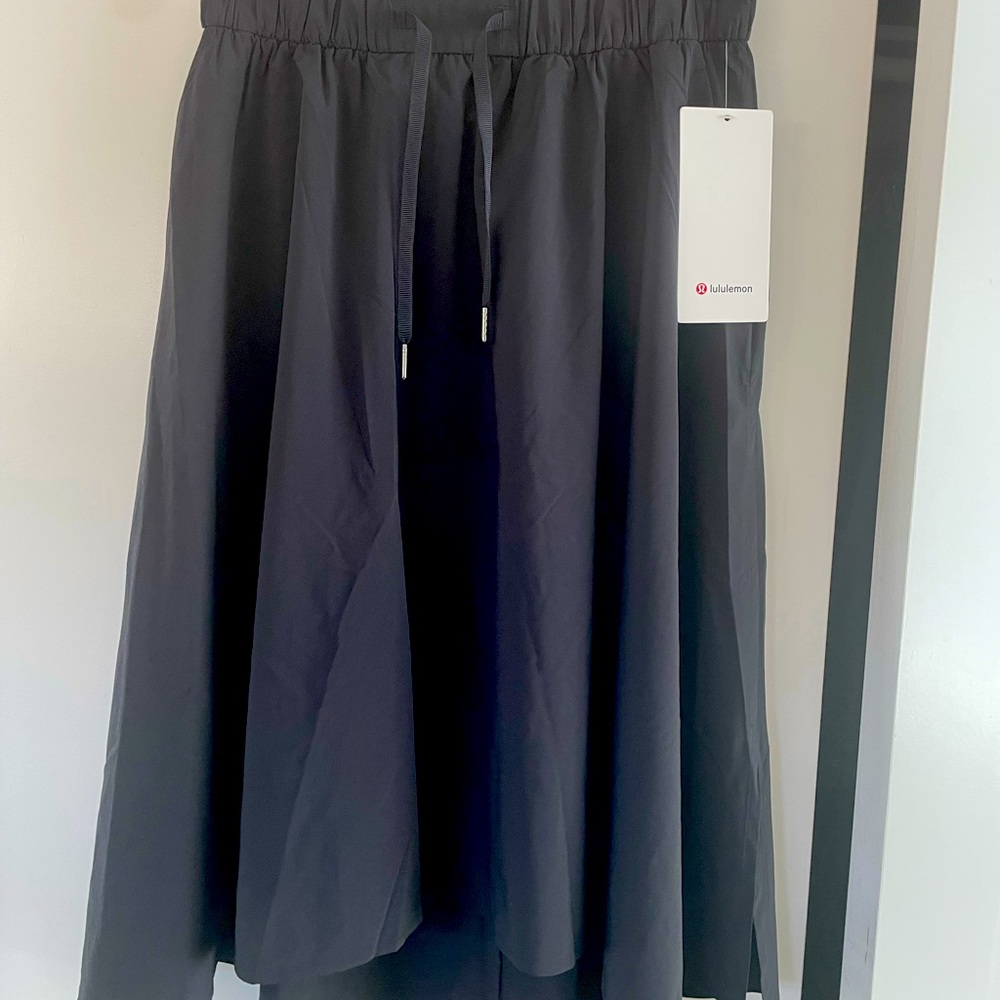 NWT Lulu Lemon High-Low Black Skirt. Size 6